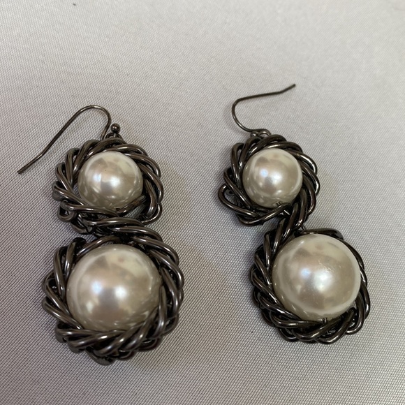 Interesting pearl beads wrapped in chain earrings - Picture 4 of 4